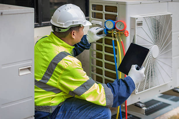 Professional Hvac Installation technician working in Hutchins, TX